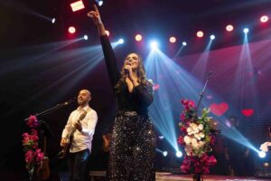 Bia Barros e Mimi Reis apresentando o espetáculo Música da Gente no evento de 10 anos da London Cosméticos SC