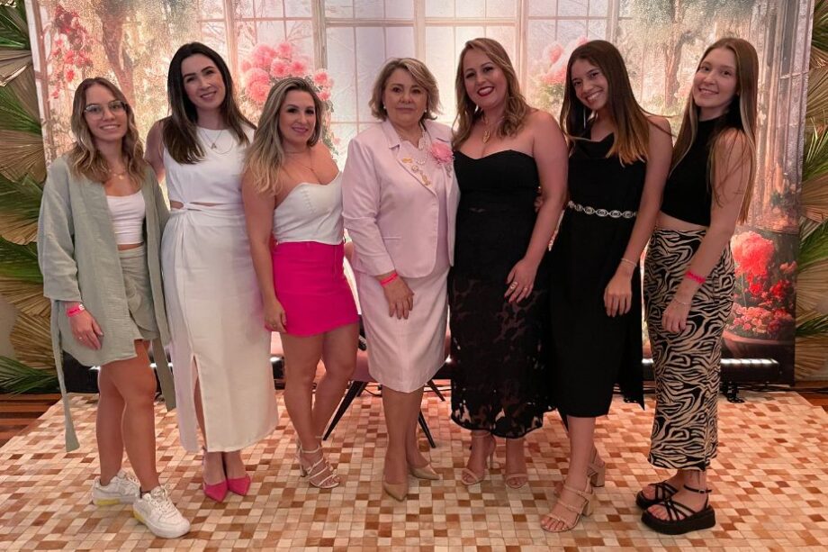 Equipe da London Cosméticos SC no chá beneficente da Rede Feminina de Brusque