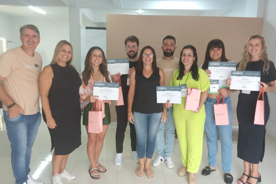 Clientes com certificado do curso Laboratório de Alisamento da London Cosméticos