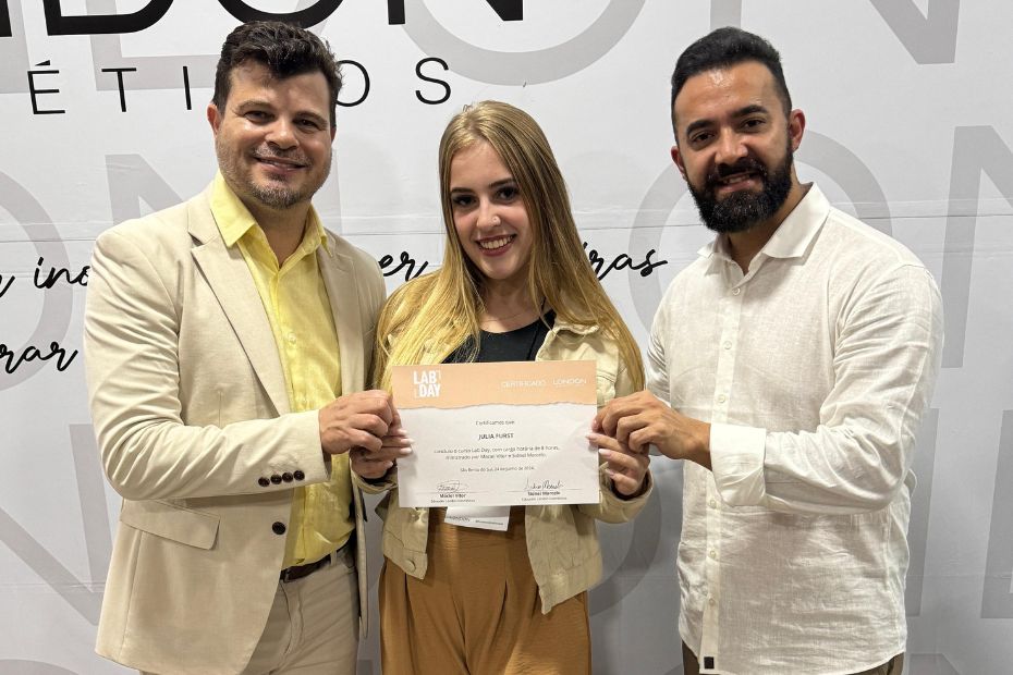 Cliente recebendo o certificado do curso Lab Day