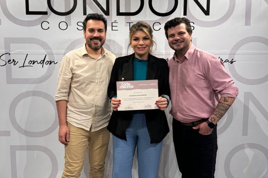 Cliente recebendo o certificado do curso Workshop de Corte e Mechas da London Cosméticos